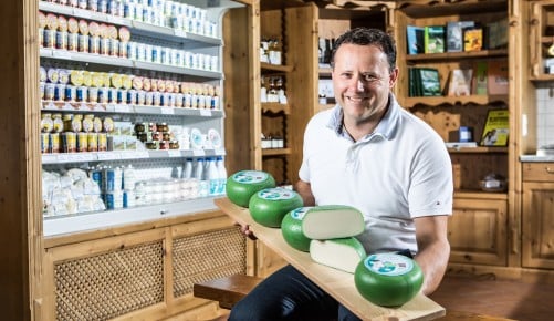 Sonnenalm Herr Zechner mit Käseprodukten
