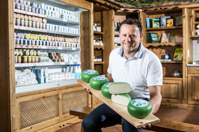 Sonnenalm Herr Zechner mit Käseprodukten