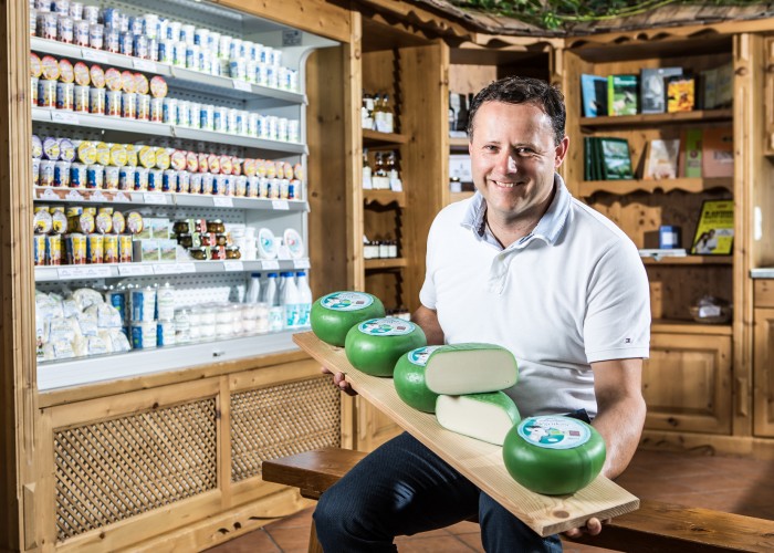 Sonnenalm Herr Zechner mit Käseprodukten