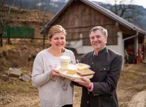 Biohof-Maritschnig Familie Maritschnig mit ihren Produkten (Bauernbröseltopfen, "Herzbub" Camembert und Glundner)