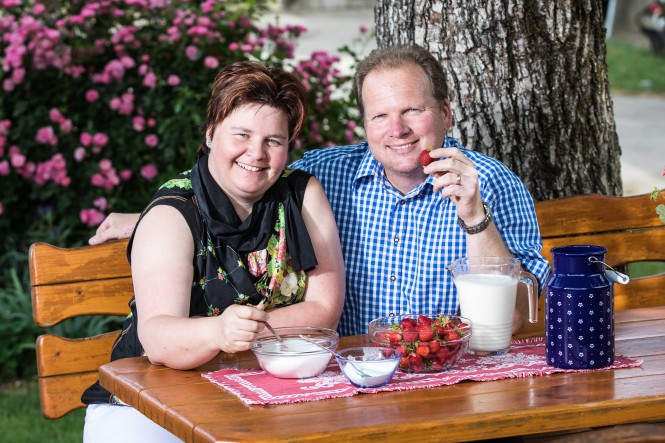 Krappfelder Eis Familie Pobaschnig in ihrem Garten