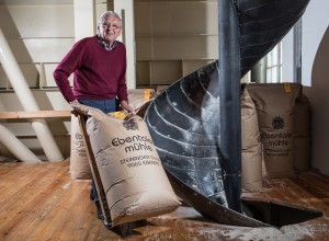 Müller mit gefülltem Mehlsack