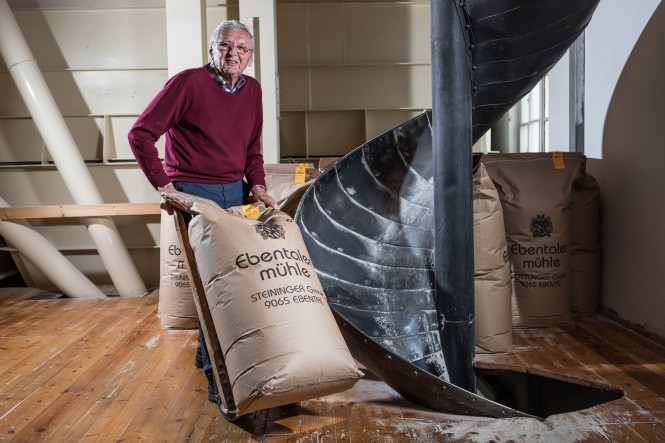 Ebentaler Mühle Müller mit gefülltem Mehlsack