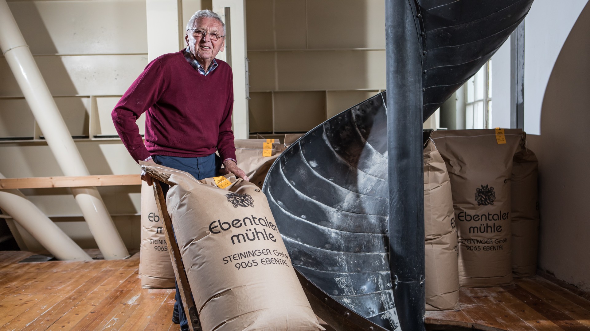 Ebentaler Mühle Müller mit gefülltem Mehlsack