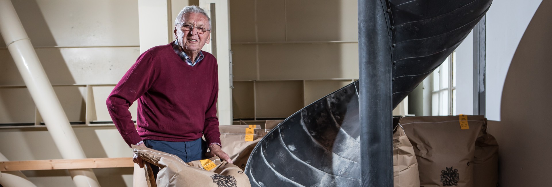 Ebentaler Mühle Müller mit gefülltem Mehlsack