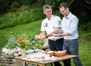 zwei Männer beim Teig formen