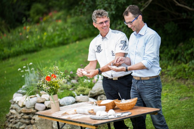 Brunner zwei Männer beim Teig formen