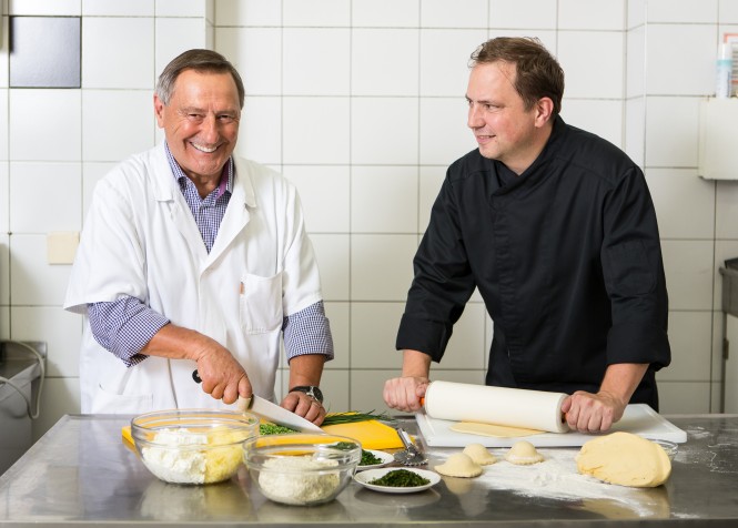 Brüder Ellersdorfer Heinz Ellersdorfer bei der Zubereitung der frischen Nudelspezialitäten