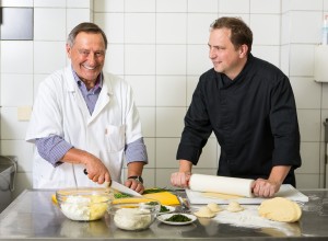 Brüder Ellersdorfer Heinz Ellersdorfer bei der Zubereitung der frischen Nudelspezialitäten