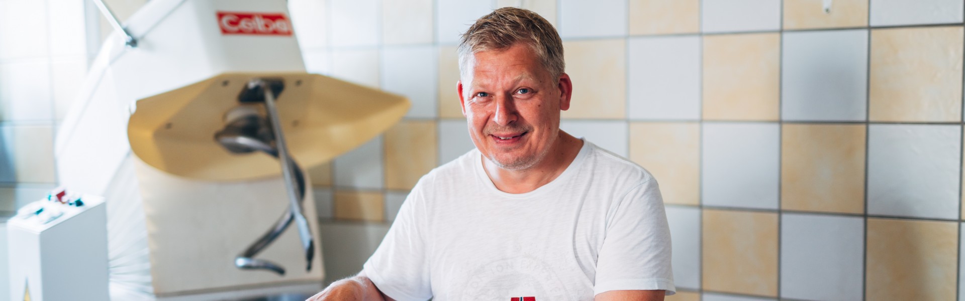 Alexander Neunteufel-Torbauer bei der Produktion der gefüllten Nudeln