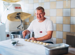 Alexander Neunteufel-Torbauer bei der Produktion der gefüllten Nudeln