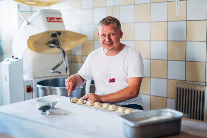 Torbauer Nudel Alexander Neunteufel-Torbauer bei der Produktion der gefüllten Nudeln