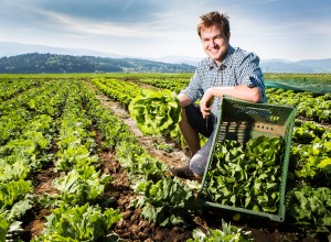 Romed Wopfner mit frisch geerntetem Salat