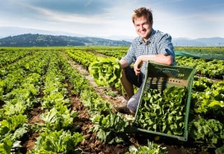Romed Wopfner mit frisch geerntetem Salat
