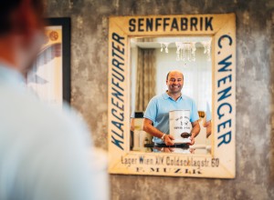 Benjamin Sintschnig im Spiegel in der Senffabrik