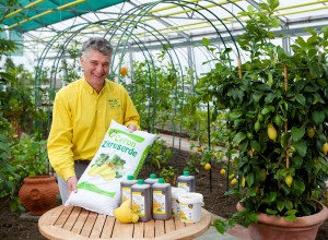 Michael Ceron im Gewächshaus mit einem Sack Zitruserde