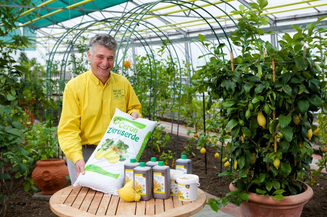 Ceron Zitruserde Michael Ceron im Gewächshaus mit einem Sack Zitruserde