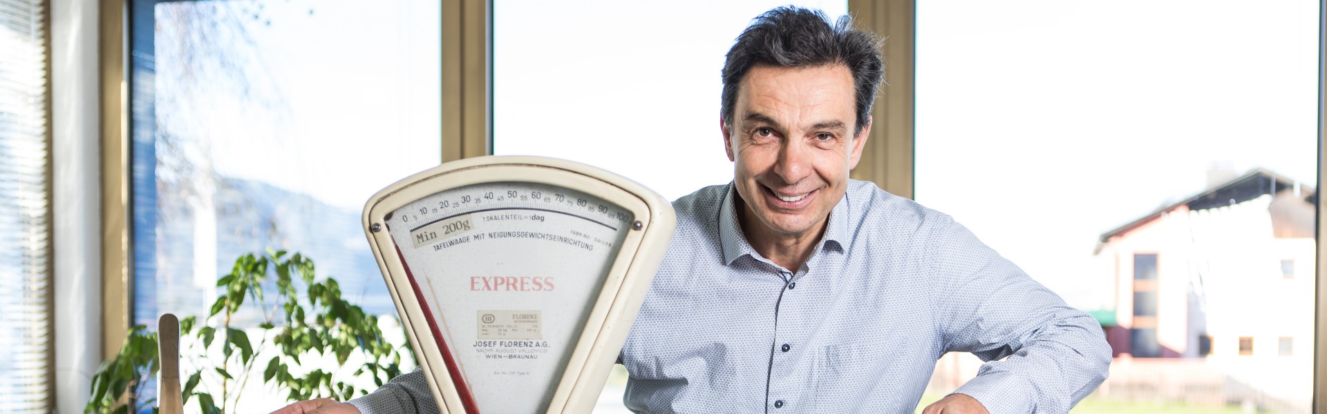 Josef Liotta beim Abwiegen von Zutaten