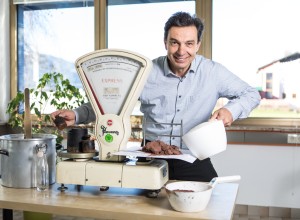 Josef Liotta beim Abwiegen von Zutaten