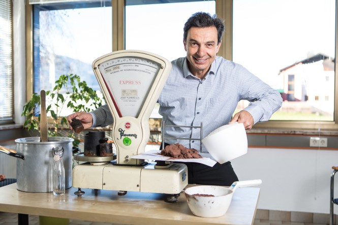 Liotta Lebensmittel GmbH Josef Liotta beim Abwiegen von Zutaten
