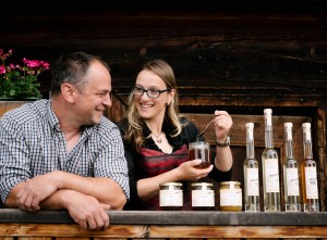 Patricia Prodinger mit einem Glas Honig