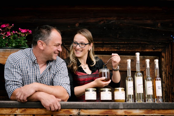 Prodinger Honig Patricia Prodinger mit einem Glas Honig