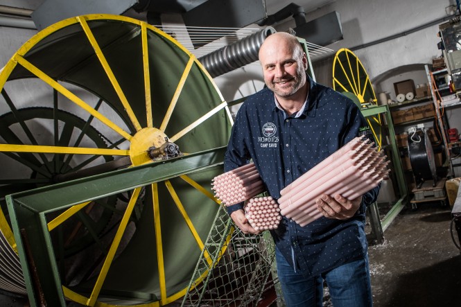Gasser Kerzen Michael Gasser mit seinen Kerzen in der Hand in seiner Produktionsstätte