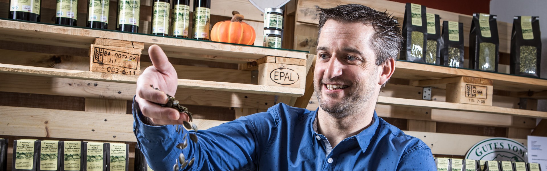 Franz Schebath mit seinen Produkten am eigenen Hof