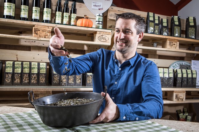 Schebath Kürbiskernöl Franz Schebath mit seinen Produkten am eigenen Hof