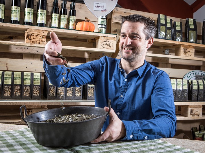 Franz Schebath mit seinen Produkten am eigenen Hof