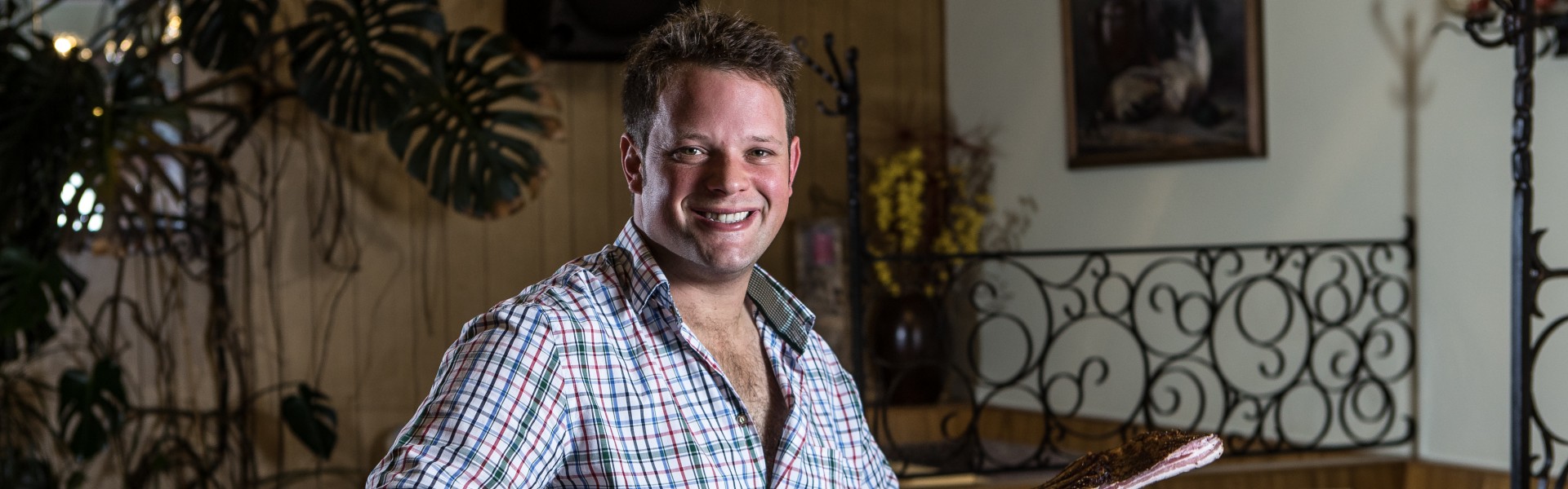 Johannes Smole mit selbst produzierten Fleischwaren