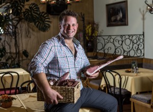 Johannes Smole mit selbst produzierten Fleischwaren