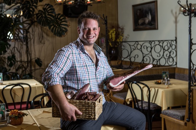 Johannes Smole Johannes Smole mit selbst produzierten Fleischwaren