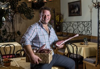 Johannes Smole Johannes Smole mit selbst produzierten Fleischwaren
