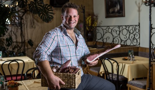 Johannes Smole Johannes Smole mit selbst produzierten Fleischwaren