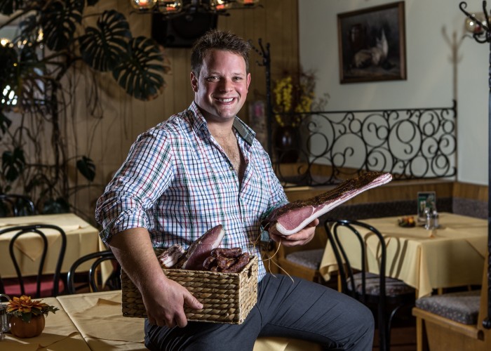Johannes Smole Johannes Smole mit selbst produzierten Fleischwaren