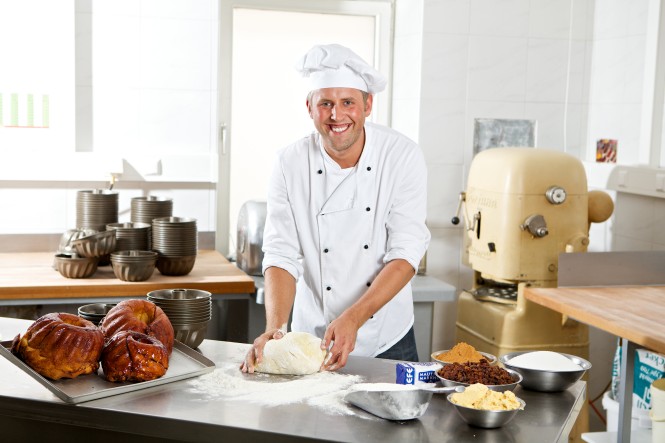 Bäckerei Saliterer Johannes Saliterer beim Teigkneten
