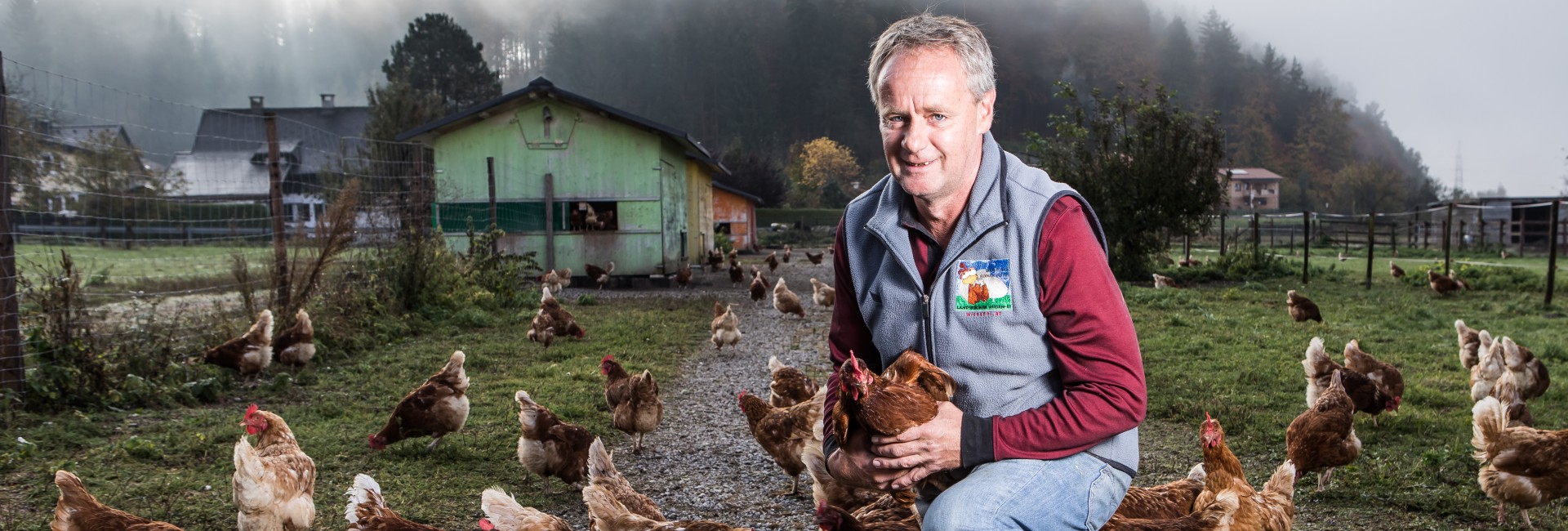 Landskroner Wiesenei Martin Gfrerer im Hof mit seinen Hühnern
