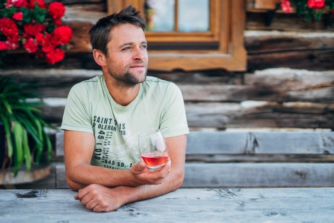 Mitzii Gin Hans-Peter Huber mit einem Glas Zirben-Gin