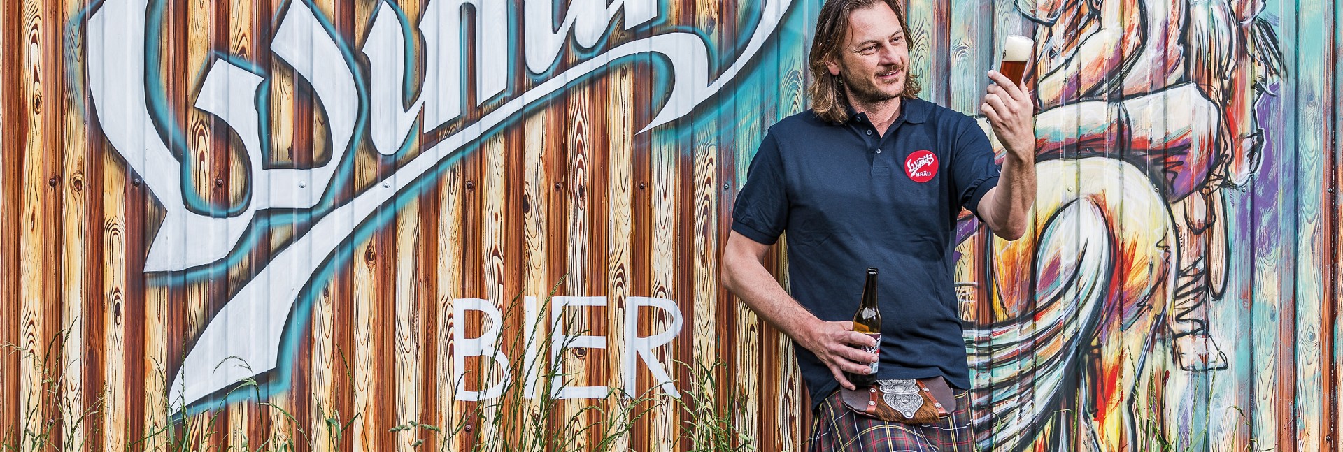 Wimitz Bräu Josef Habich mit einem Glas Wimitz Bräu Bier