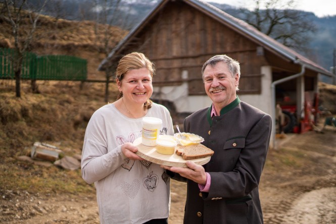 Biohof-Maritschnig Familie Maritschnig mit ihren Produkten (Bauernbröseltopfen, "Herzbub" Camembert und Glundner)