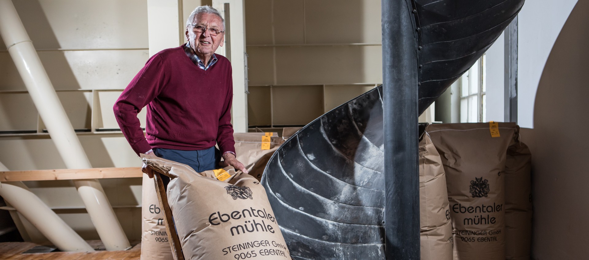 Ebentaler Mühle Müller mit gefülltem Mehlsack