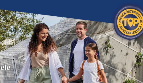 Glückliche Familie im Hintergrund. Top Ausflugsziele in Niederösterreich. Sie sparen bis zu dreihundertfünfunddreißig Euro bei Einlösung der aller Gutscheine.