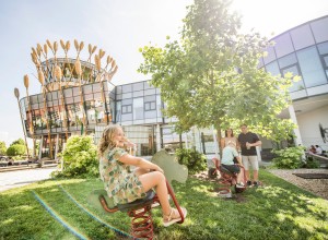 Außenaufnahme Haubiversum mit spielenden Kindern im Vordergrund
