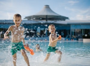 spielende Kinder im Wasser in der Therme Laa