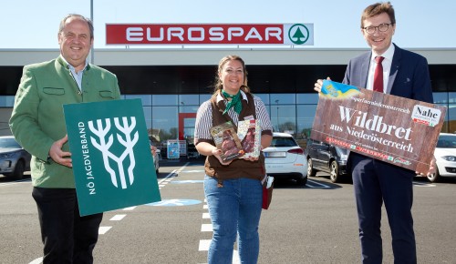 NÖ Jagdverband, SPAR, Kriegler, bringen regionales Wildbret in die Kühlregale (C) photonews.at/Georges Schneider - Herzogenburg (NÖ) 20.04.2020 - Ab 30. April 2020 bieten INTERSPAR-, EUROSPAR- und SPAR-Gourmet-Filialen in Niederösterreich, Wien und dem nördlichen Burgenland für einen Monat lang Wildbret aus den heimischen Revieren an. Den Anstoß dazu gab der NÖ Jagdverband. Die Belieferung von Spar erfolgt durch Kriegler Wildspezialitäten. Damit sind künftig Ragout und Steak vom Reh, Rückensteaks vom Wildschwein und ab Mitte Mai Hirschkeulen-Steaks in den Kühlregalen des Nahversorgers erhältlich. - PHOTO: mit dem gebotenen Abstand, (v.L) Josef Pröll (Landesjägermeister, NÖ Jagdverband), Georgina Gois (Marktleiterin, EUROSPAR Herzogenburg), Alois Huber (Geschäftsführer SPAR).