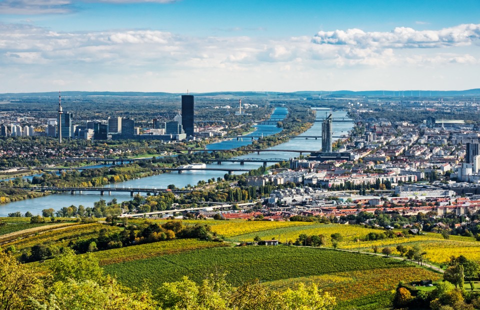 Wien Panorama im Herbst, Stadtansicht mit Donau vom Kahlenberg fotografiert