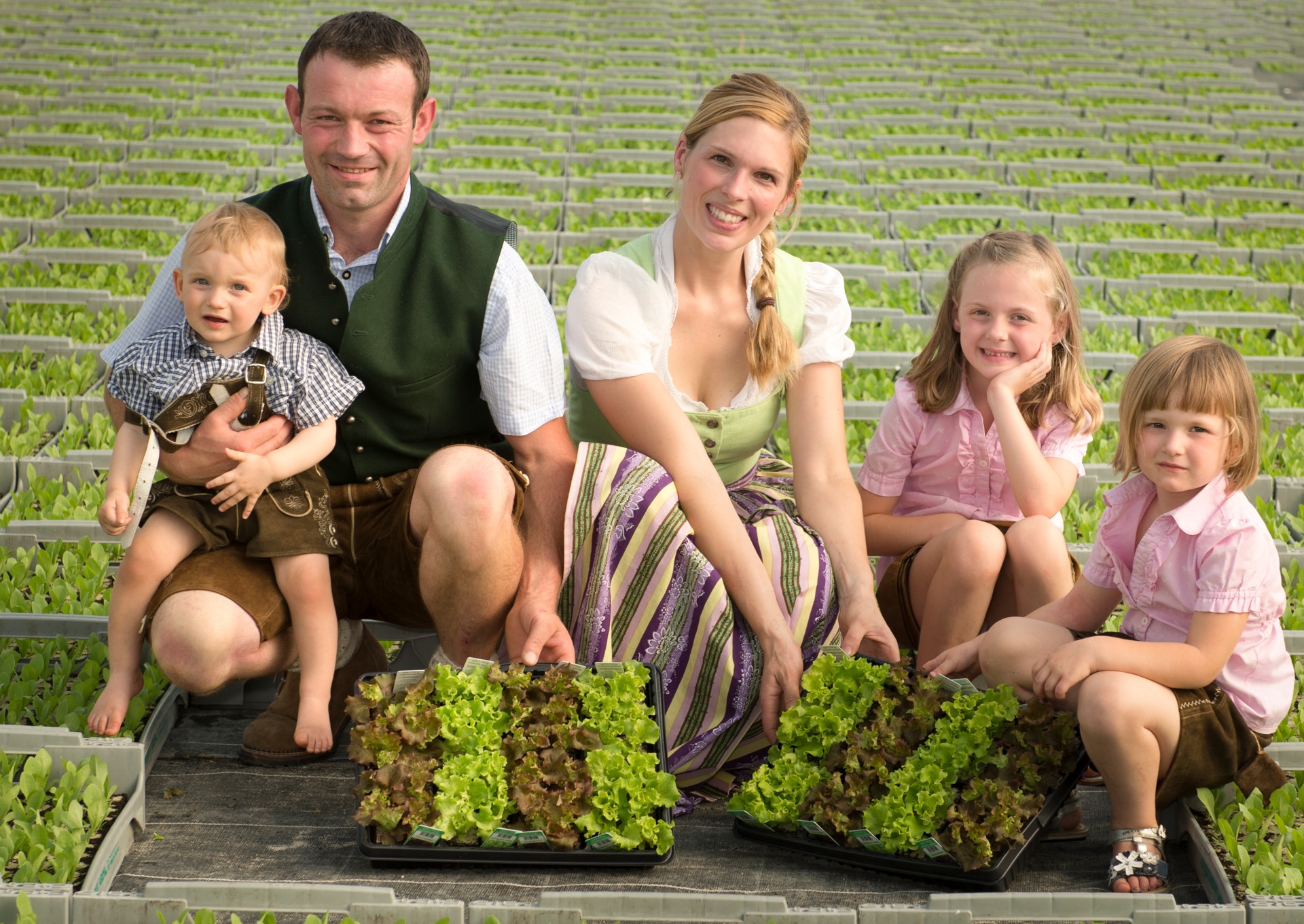 Familie Gerl vom Reichihof mit Salatpflanzen