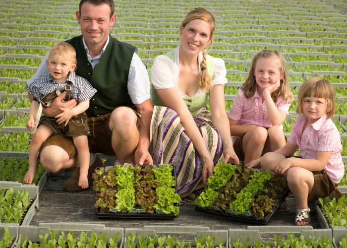 Familie Gerl vom Reichihof mit Salatpflanzen