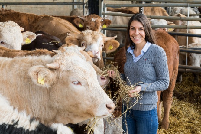 TANN_Veterinaermedizinerin_Dr._Kerstin_Schoen TANN Veterinärmedizinerin Dr. Kerstin Schön kontrolliert laufend die Einhaltung der Tierwohlkriterien